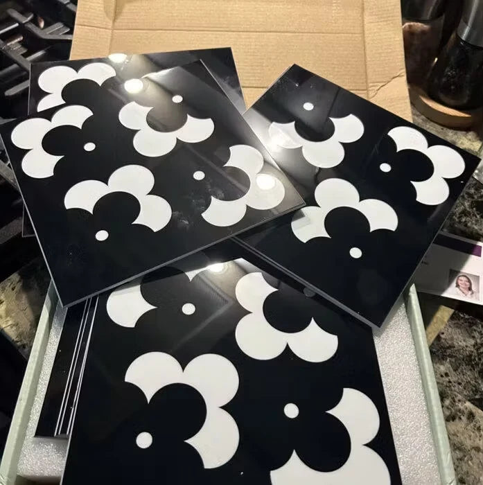 Carrelage graphique autocollant noir brillant COLAMO, imperméable, à décoller et à coller