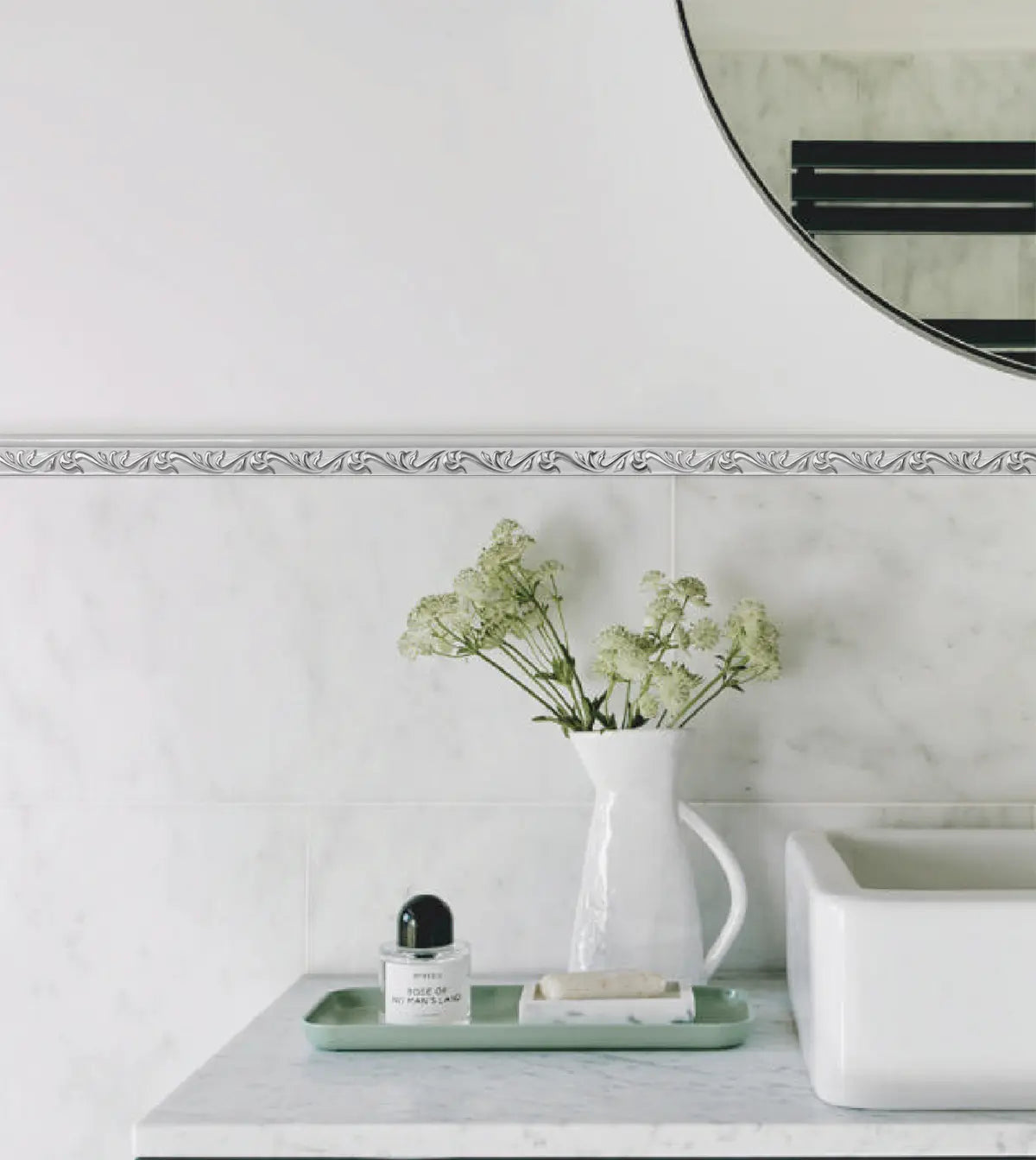 COLAMO Moulure de plinthe adhésive blanche chromée avec couronne, bordure de carrelage 